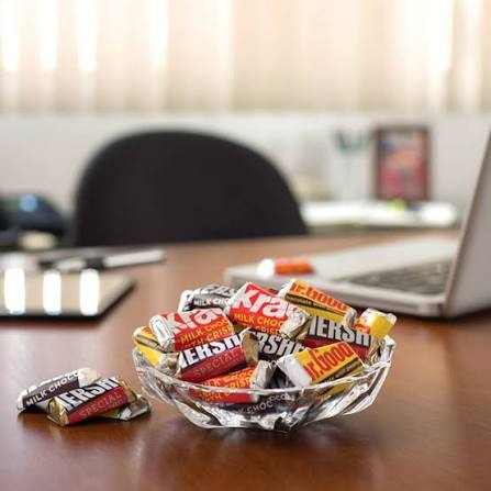 Hershey's Miniatures Assorted Milk and Dark Chocolate Candy Bars, 180 pk./56 oz. – alternate product view 5