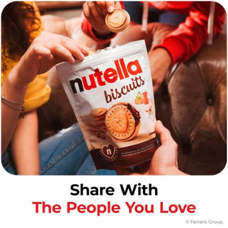 People sharing a Nutella Biscuits pouch