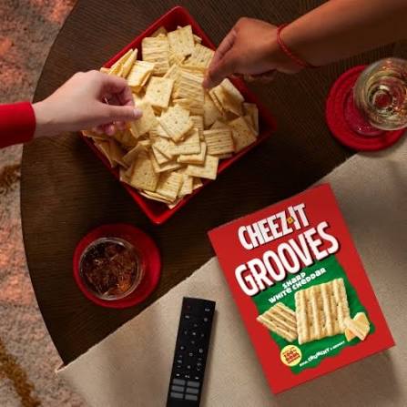 Cheez-It Grooves Sharp White Cheddar Crackers, 9 oz.